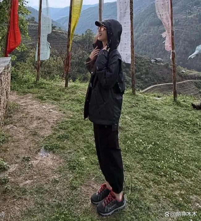 章泽天晒怼脸自拍照：31岁素颜登山，生命力满满！无惧镜头展露真我