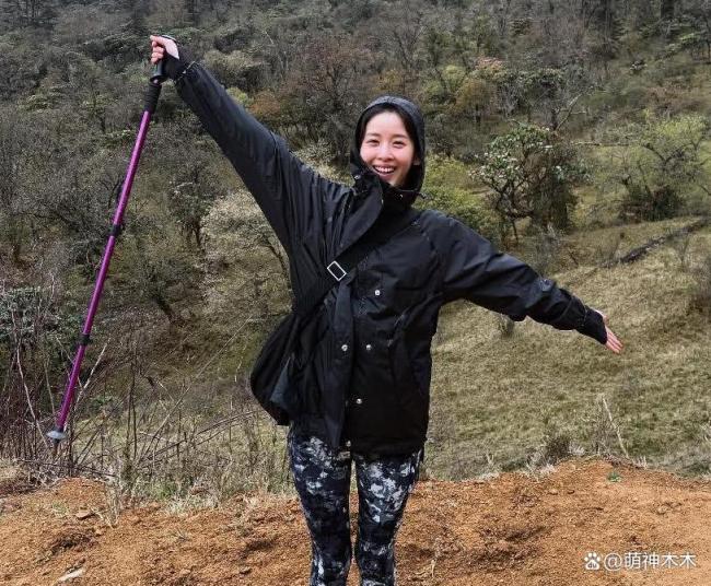 章泽天晒怼脸自拍照：31岁素颜登山，生命力满满！无惧镜头展露真我