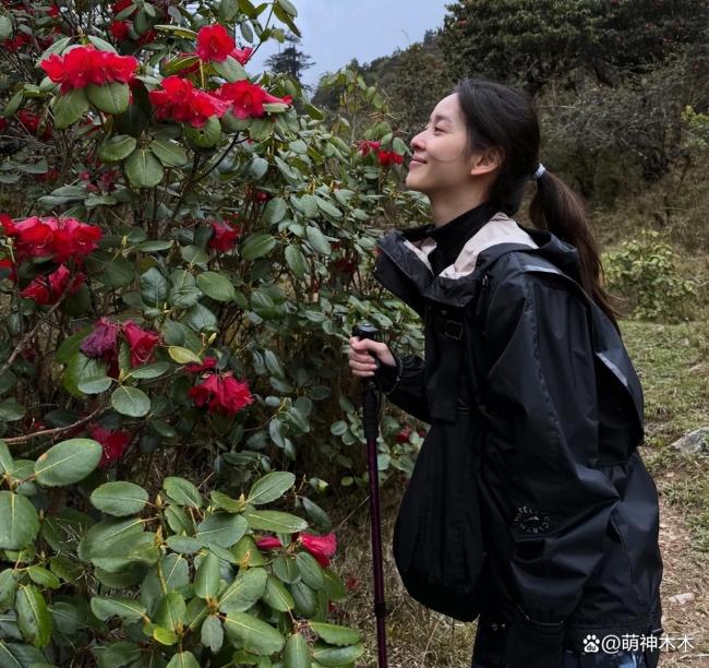 章泽天晒怼脸自拍照：31岁素颜登山，生命力满满！无惧镜头展露真我