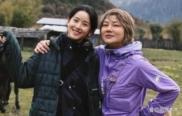 宜人配资 章泽天晒怼脸自拍照：31岁素颜登山，生命力满满！无惧镜头展露真我