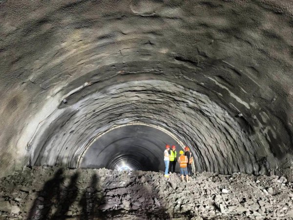 证配所 塔山北路快速路岱王山段隧道双线贯通